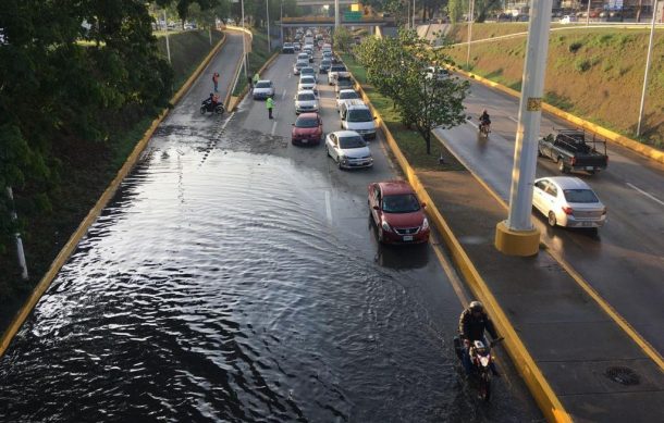 Encharcamiento genera caos vial en carriles centrales de Lázaro Cárdenas