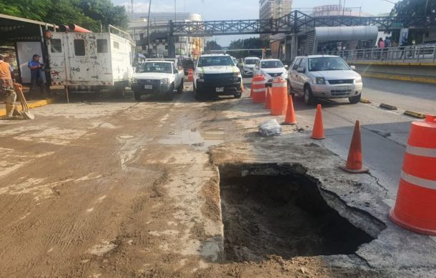 SIAPA realiza trabajos por socavón en Calzada Independencia