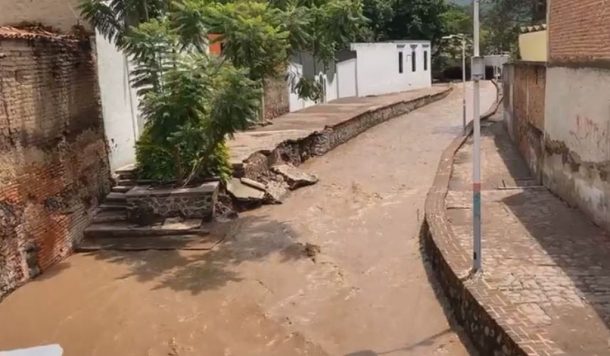 Lluvias rompen presa y afectan al municipio de Acatlán de Juárez