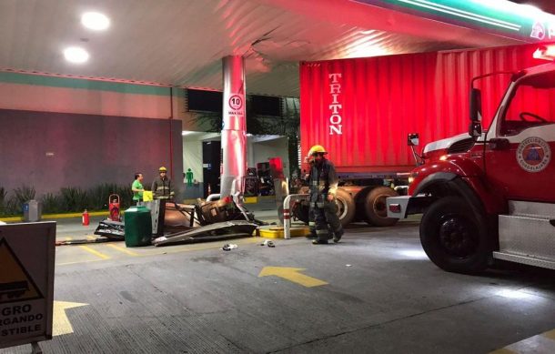 Tráiler con remolque choca contra gasolinera en Analco