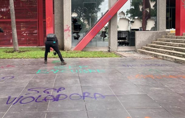 En protesta, vandalizan edificio de la SEJ