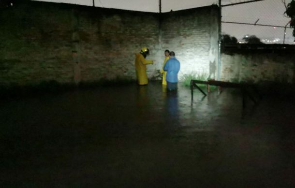 Lluvia nocturna genera derrumbe y pasos a desnivel inundados en Zapopan