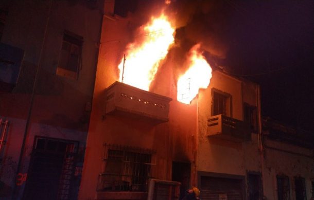 Aparatoso incendio despierta a vecinos de Alcalde Barranquitas