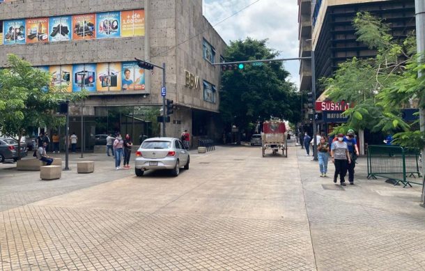 Policía Vial libera calle López Cotilla de autos estacionados