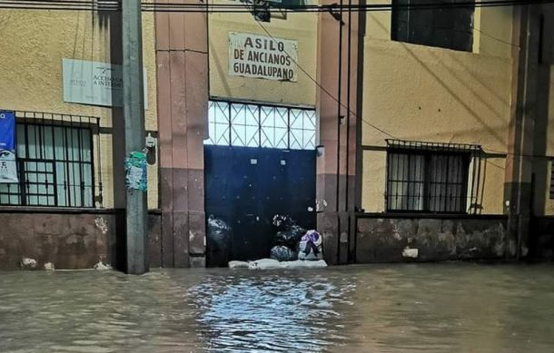 Inundaciones en el DIF y derrumbes en vialidades de Acatlán por la tormenta de anoche
