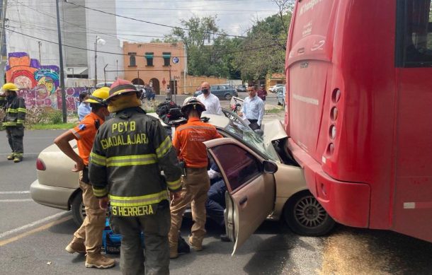 Fuerte accidente se registra en cruce de avenidas Vallarta y Américas