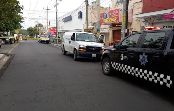 Golpean salvajemente a dos hombres en vecindad de Guadalajara; uno murió