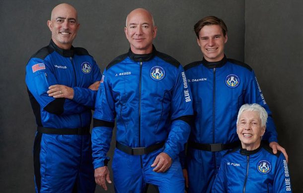Jeff Bezos realiza el primer vuelo espacial tripulado de Blue Origin