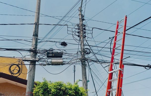 Pierde el ayuntamiento tapatío millones de pesos por cableado excesivo en postes