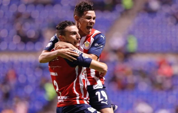 Chivas vence al Puebla 2-0 y gana su primer juego del torneo en Liga MX