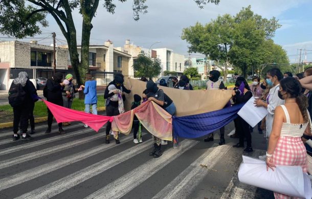 Protestan mujeres afuera de Casa Jalisco; exigen justicia para sus compañeras