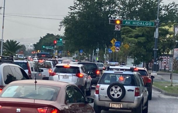 Semáforos desincronizados generan conflictos viales en avenida Federalismo