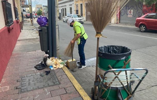 Culpan a indigentes de romper las bolsas de basura en el Paseo Alcalde