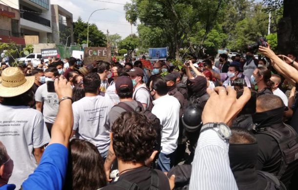 Protesta en Casa Jalisco concluye con los ánimos caldeados