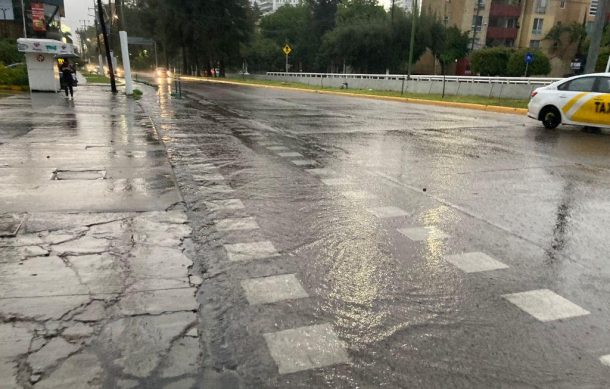 Fuerte lluvia sorprende a los tapatíos esta mañana