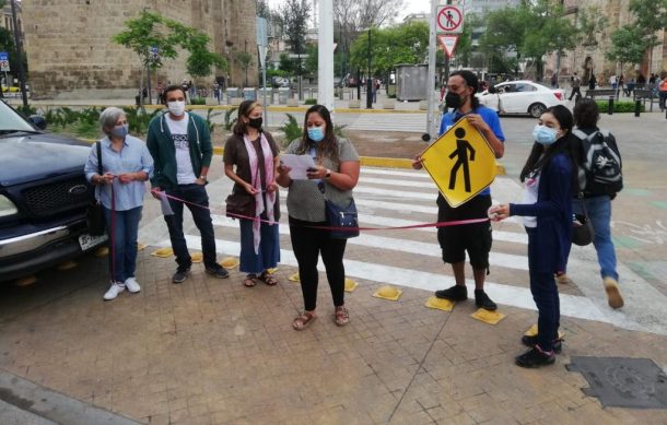 Activistas conmemoran el Día del Peatón; intervienen crucero en el Centro tapatío
