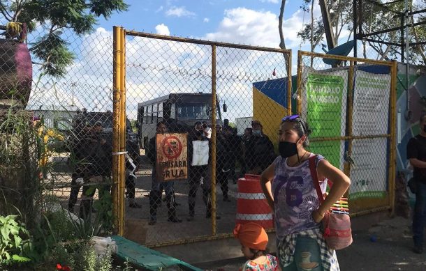 Protestan vecinos de Huentitán y ONGs frente al predio del proyecto Iconia