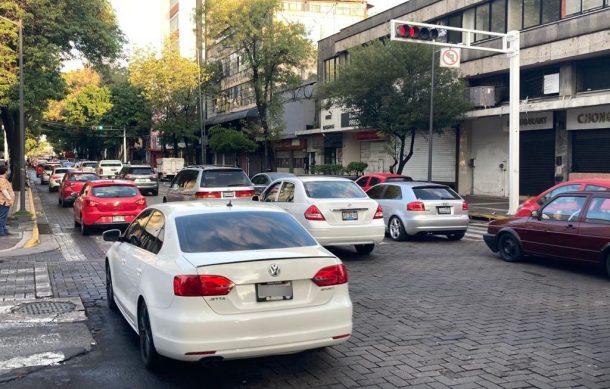 Desincronización de semáforos por avenida Juárez genera largas filas