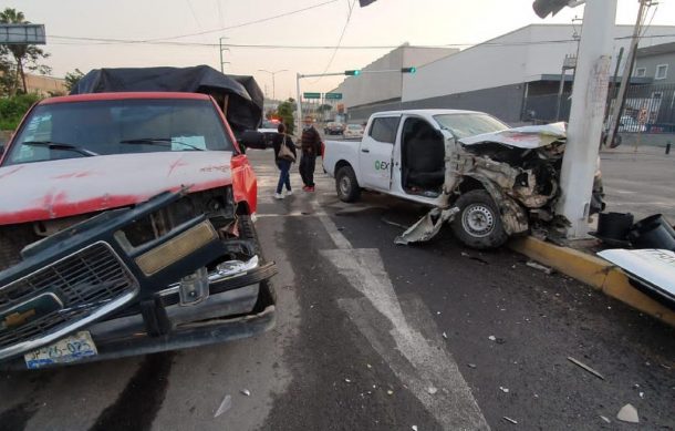 Deja cuatro heridos el choque entre dos camionetas en Prolongación Colón