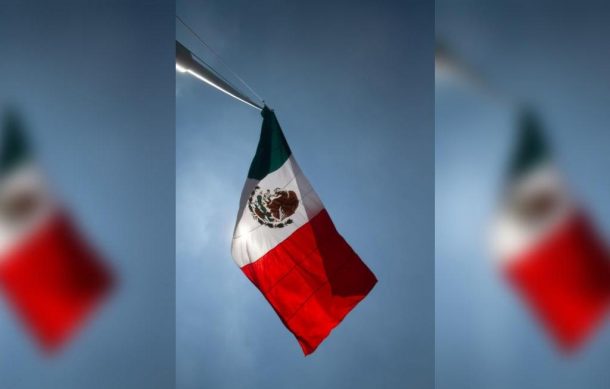 Sin discursos y sin publico izan la bandera de México en Plaza Liberación