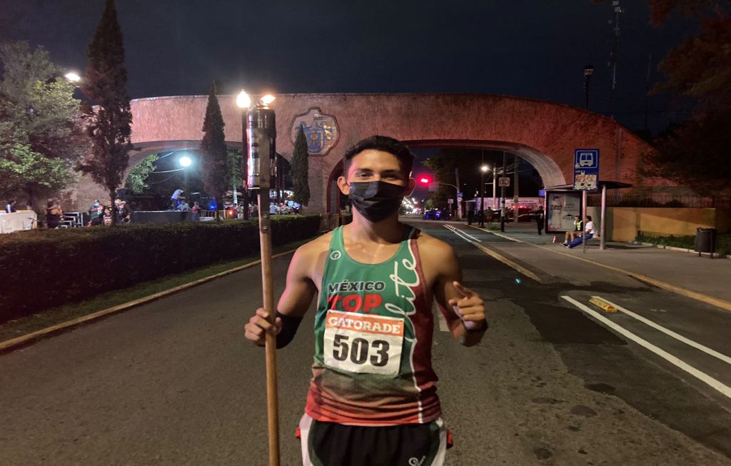 Diego Ponce y Citlali Moscote ganaron la Carrera de las Antorchas