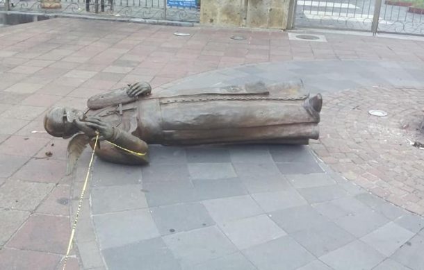 Desconocen daños a la estatua derribada de Juan Pablo II en Tlaquepaque