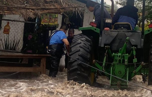 Rescatan a 14 personas de inundaciones en Tlajomulco