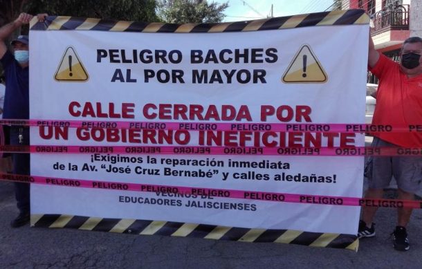 Bloquean calles de colonia Educadores Jaliscienses para exigir que se tapen los baches