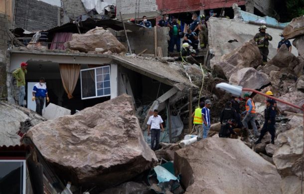 Un muerto y diez desaparecidos deja desgajamiento de un cerro en Edomex
