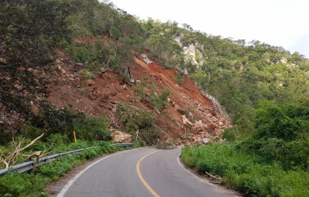 Derrumbe cierra totalmente la carretera Guadalajara a Barra de Navidad, hay tres personas fallecidas