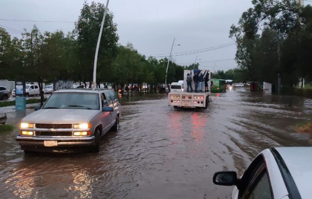 Se desborda el Arroyo Seco e inunda la avenida Adolf Horn