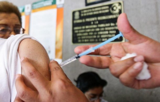 Modifican política de vacunación para aplicar dosis anti-Covid a adolescentes enfermos