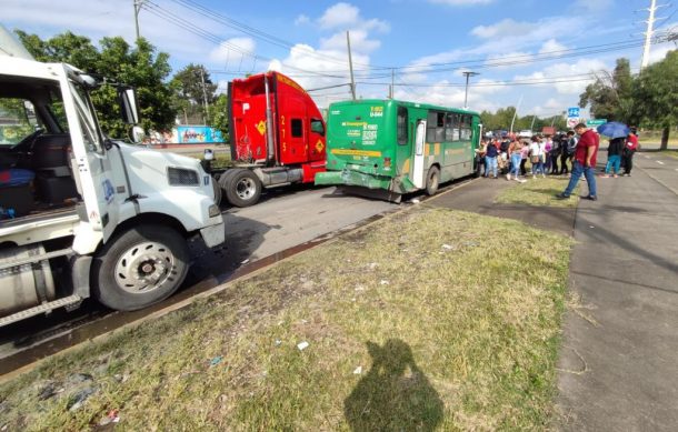 Choque de trailer contra midibús deja dos heridos en avenida Adolf Horn