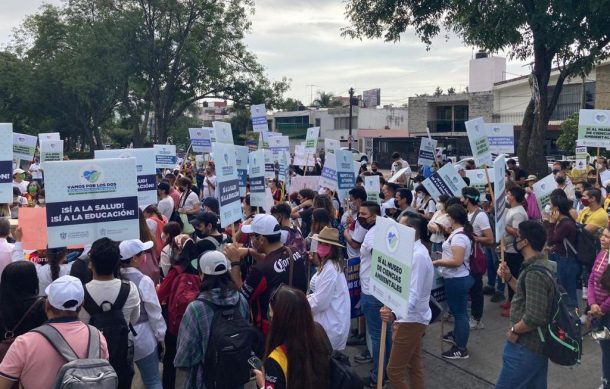 Quinta marcha de UdeG a Casa Jalisco reúne a más profesores que alumnos