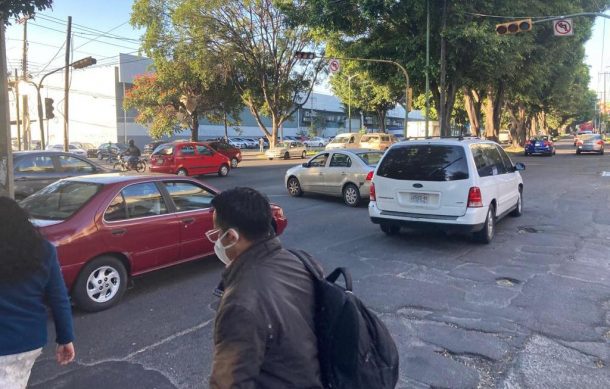 Ausencia de agentes de tránsito y semáforos descompuestos complican cruces en avenida Mariano Otero