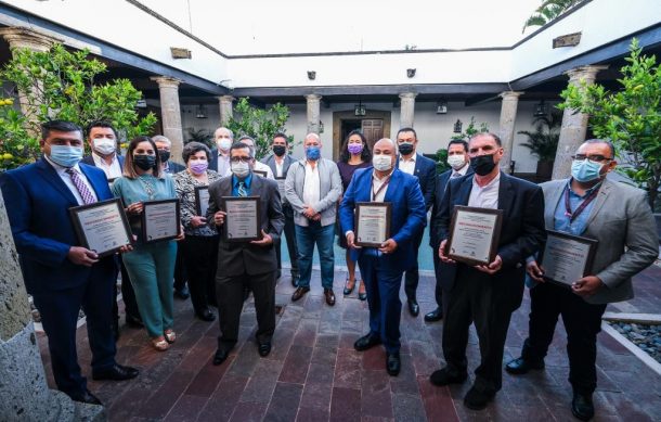 Entregan reconocimientos a 26 médicos por su labor en la pandemia