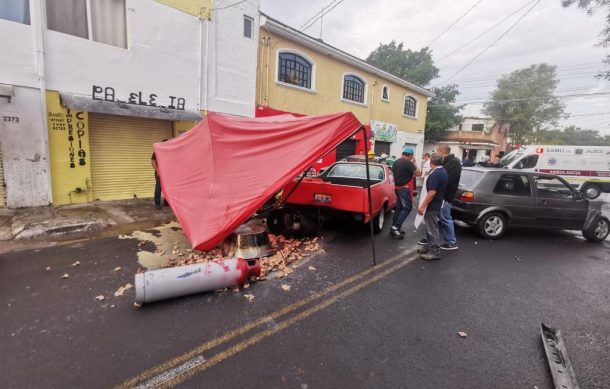 Camioneta embiste dos carros y un puesto de comida en Guadalajara