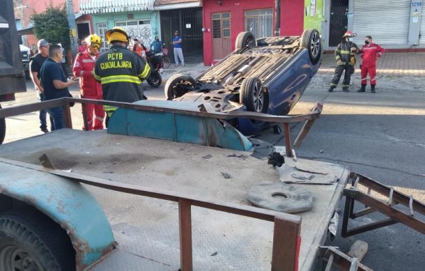 Auto chocó contra una rampa y volcó en avenida República