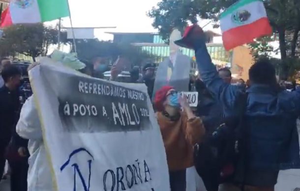 Con porras de connacionales es recibido López Obrador en Nueva York