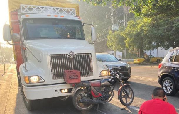 Torton atropella a motociclista en Guadalajara