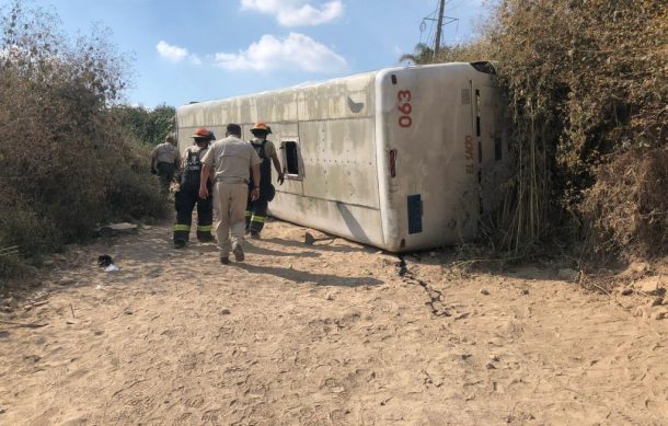 Volcadura de autobús en Tlaquepaque deja 20 heridos
