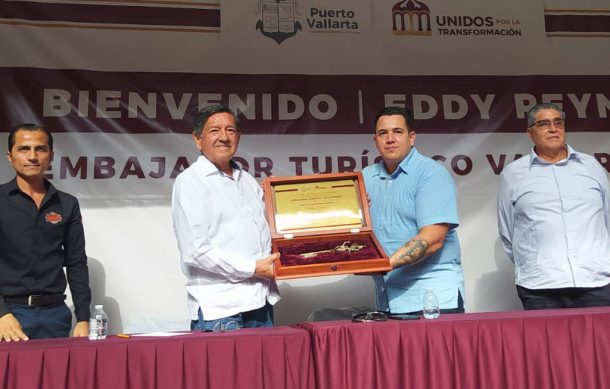 Recibe Eddy Reynoso las llaves de la ciudad en Puerto Vallarta