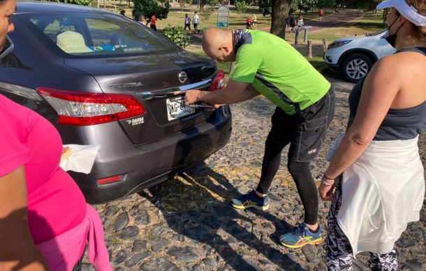 Automovilistas arrancan los portaplacas de sus carros