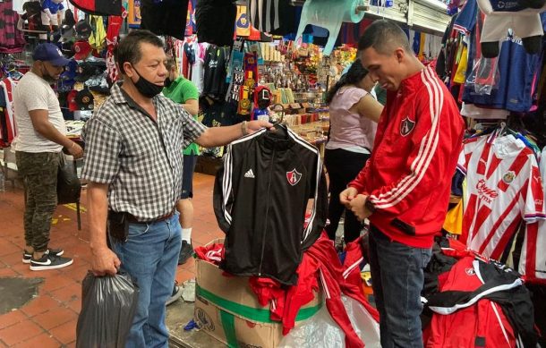 Se dispara la venta de las camisetas del Atlas en San Juan de Dios y Obregón