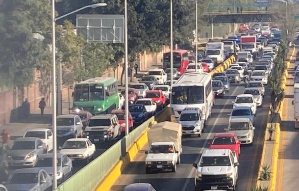 Continúa colapso vial generado por dos accidentes en López Mateos Sur