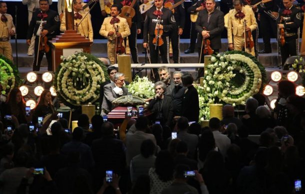Los restos de Vicente Fernández descansan en Los Tres Potrillos