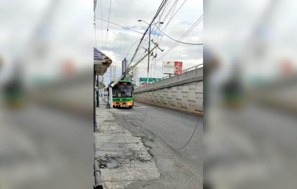 Camión choca contra poste de concreto en Los Cubos