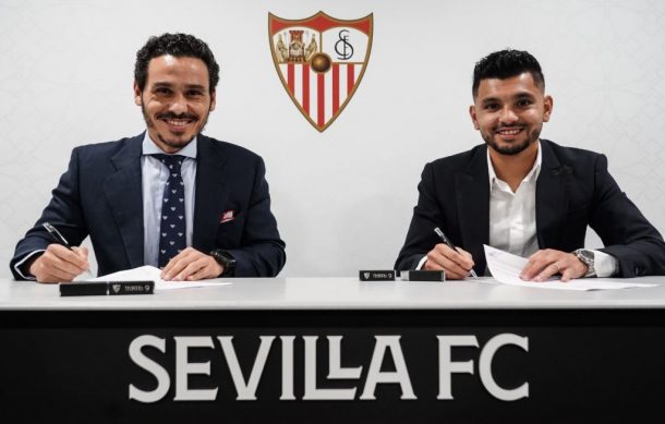 El “Tecatito” Corona firma por tres años con Sevilla