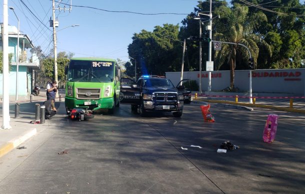 Por descuido, dos motociclistas fueron embestidos por unidad del transporte público en Malecón