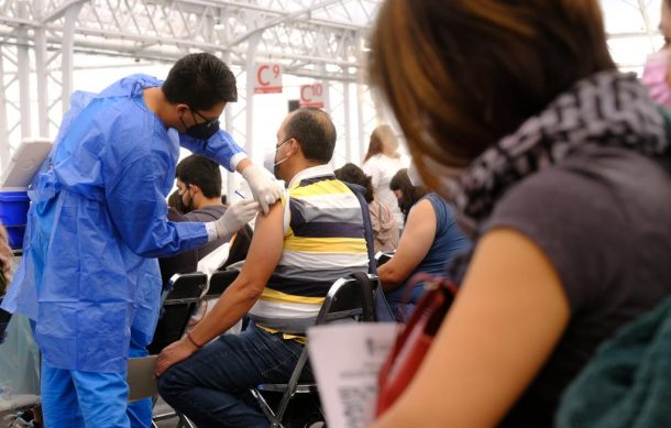 Abren registro de refuerzo de AstraZeneca para mayores de 30